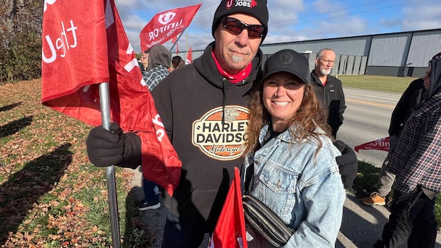 Hundreds of GM Workers Rally for Job Security Hundreds of GM Workers Rally for Job Security