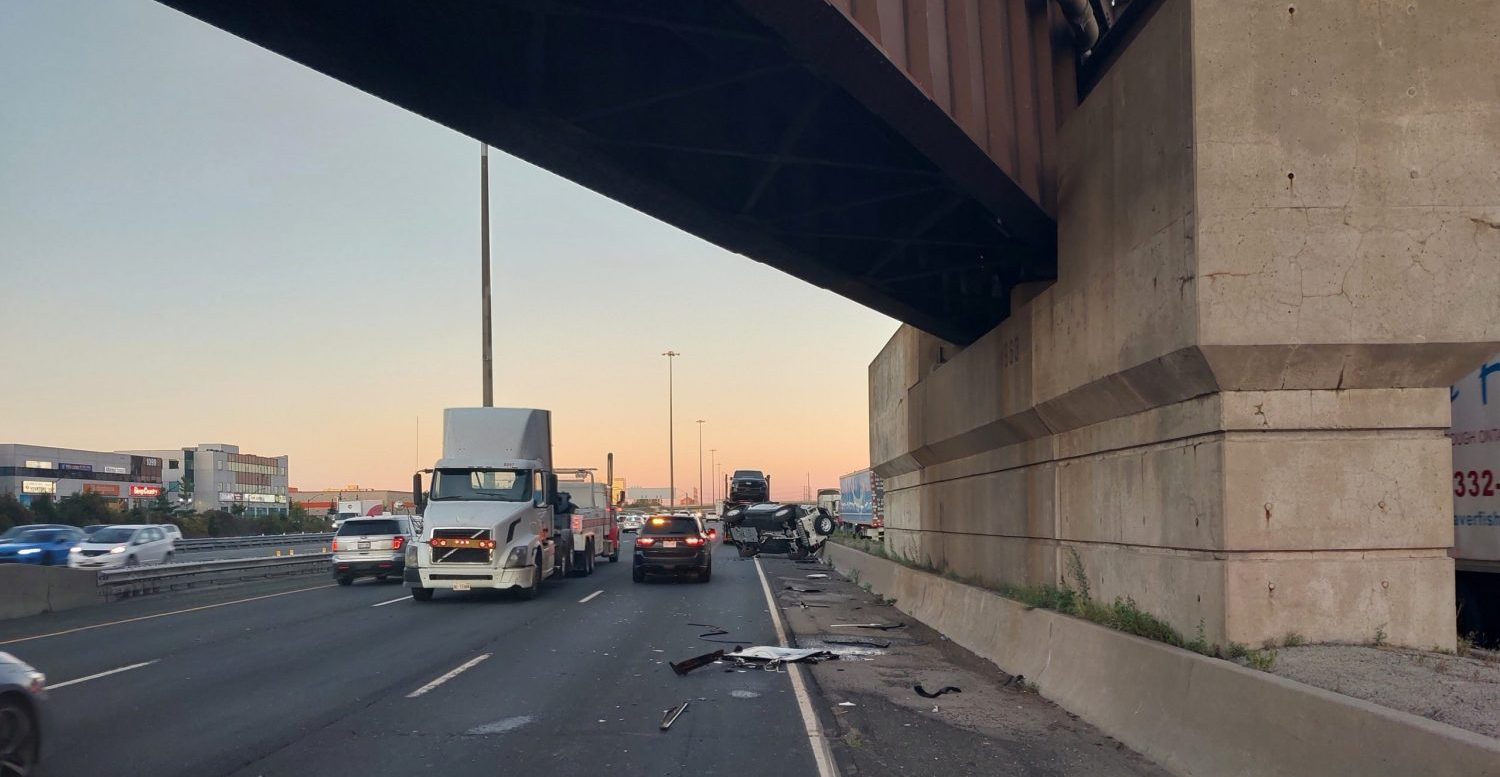 Ontario, Pickering, police, Highway 401. Whites Road, transport truck, train bridge, lanes closed