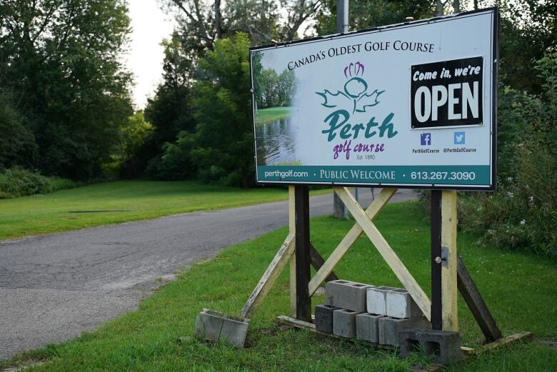 A photo of the golf course sign