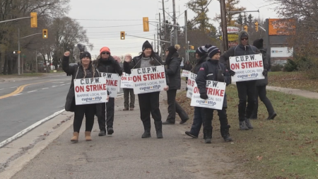 Canada Post strike drags on as small businesses struggle with deliveries piling up