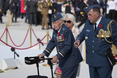 Crowds gather in Toronto to honour veterans, fallen soldiers on Remembrance Day