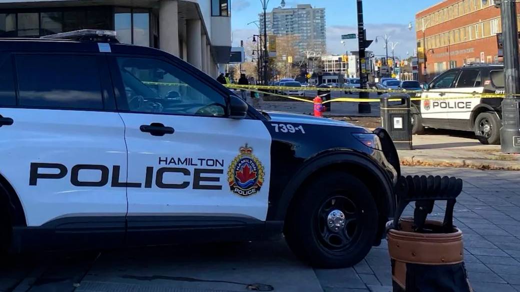 Click to play video: '3 suspects sought in downtown Hamilton shooting'