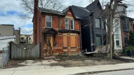 Tens of thousands declare early to avoid Toronto's vacant home tax | CBC News