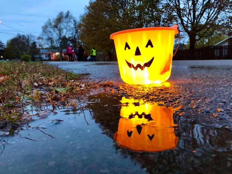 Temperatures in Ontario are set to start cooling by the evening on Oct. 31, with possible rain and thunderstorms.