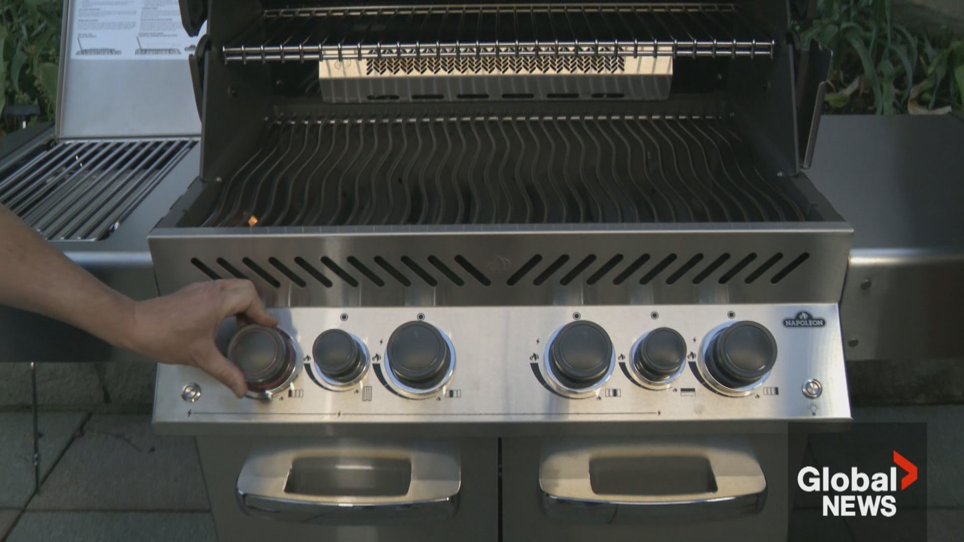 Click to play video: 'BBQ Tips: Prepping the grill for the season'