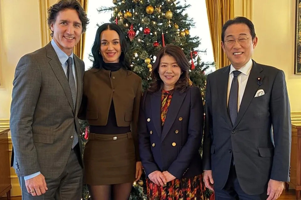  From the left, former prime minister Justin Trudeau and Katy Perry pose for a photo in front of a Christmas tree with Yuko and Fumio Kishida, the former Japanese prime minister.