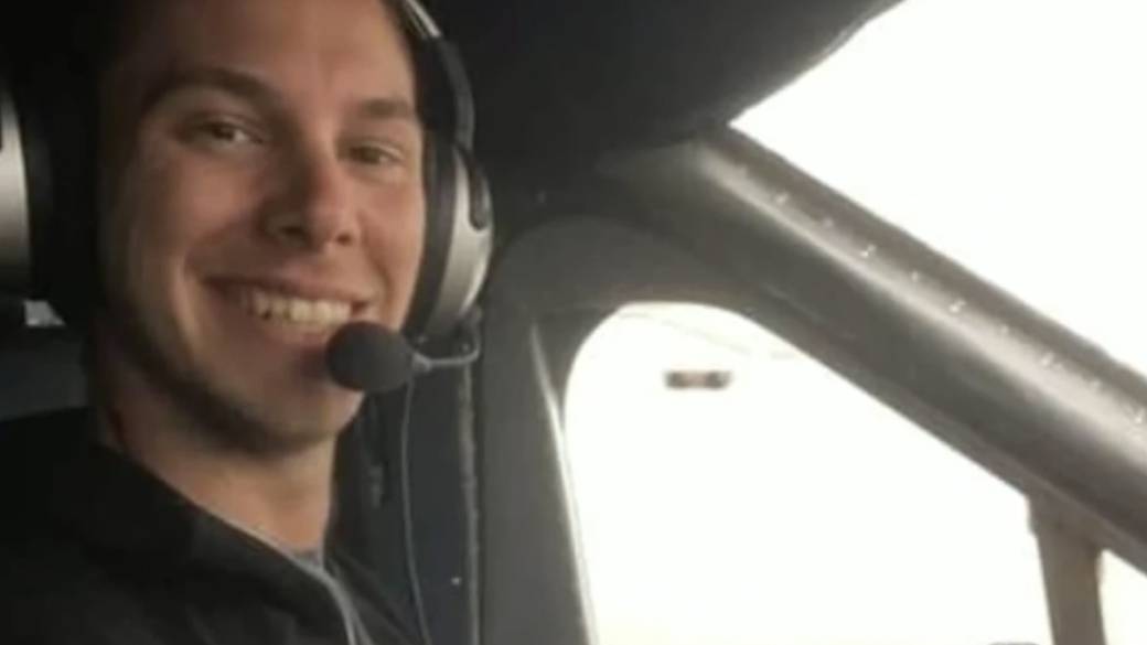 Click to play video: 'What we know about 2 pilots killed in Air Canada plane crash at La Guardia Airport'