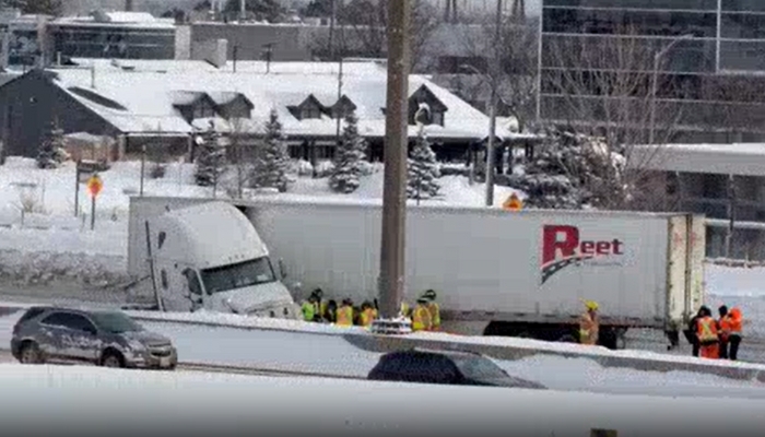 Snow Causes Traffic Woes on QEW in Burlington Snow Causes Traffic Woes on QEW in Burlington