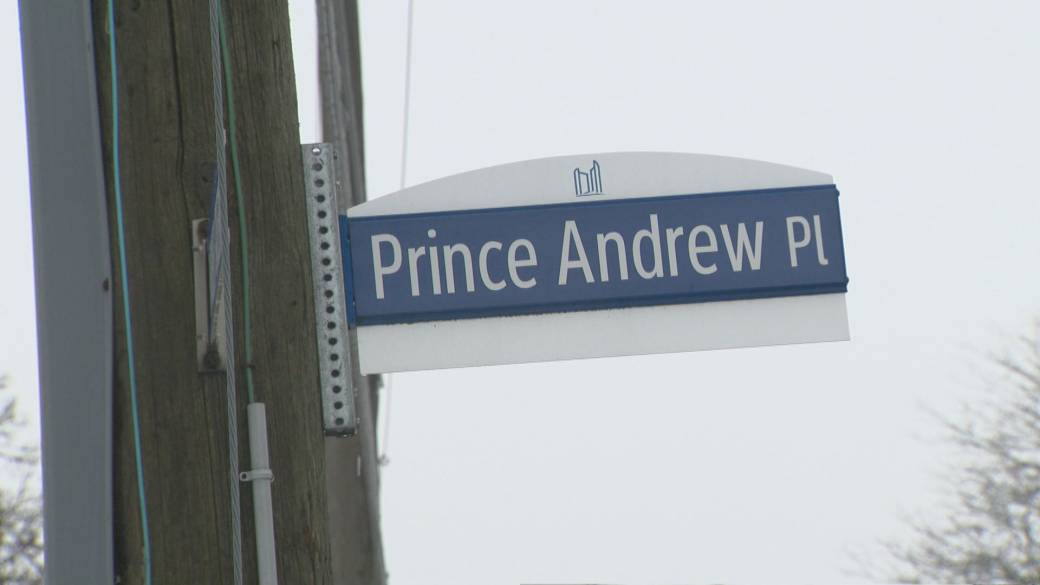 Click to play video: '‘It is embarrassing’: Toronto business wants Prince Andrew Place renamed'