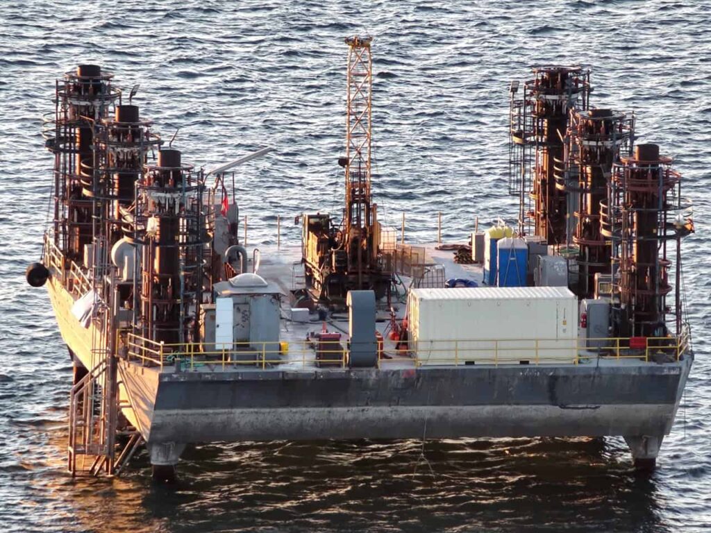 Barges on Lake Ontario: What’s Happening Near Mississauga?