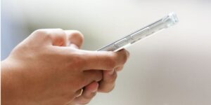 Ontario Reviews Cellphone Restrictions and Social Media Policies for Students