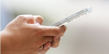 Ontario Reviews Cellphone Restrictions and Social Media Policies for Students