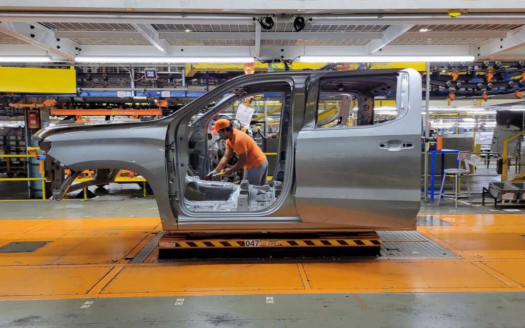 GM Shuts Down Night Shift, Cuts 700 Jobs in Oshawa GM Shuts Down Night Shift, Cuts 700 Jobs in Oshawa