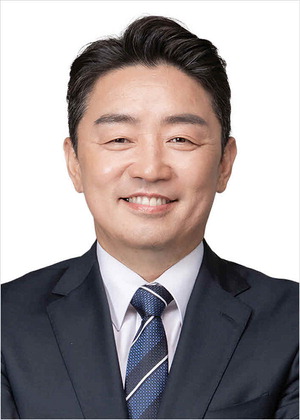 Kang Hoon-sik Visits Canada to Boost Submarine Deal