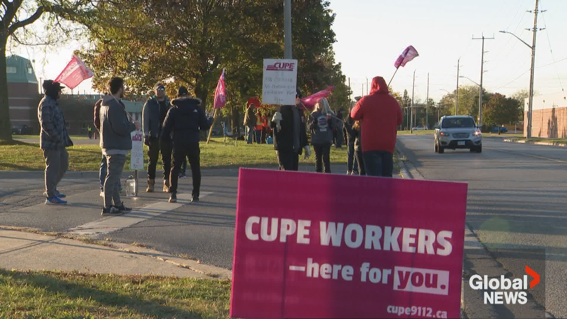 Click to play video: 'No garbage collection in Whitby as hundreds of CUPE workers remain on the picket lines'