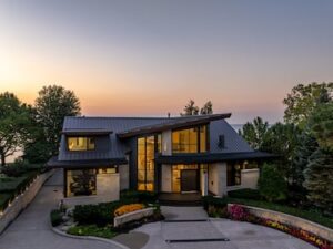 Take a look inside this .5M Mississauga mansion that backs onto Lake Ontario – CP24