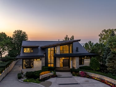 Discover This Stunning .5M Mississauga Lakefront Home Discover This Stunning .5M Mississauga Lakefront Home