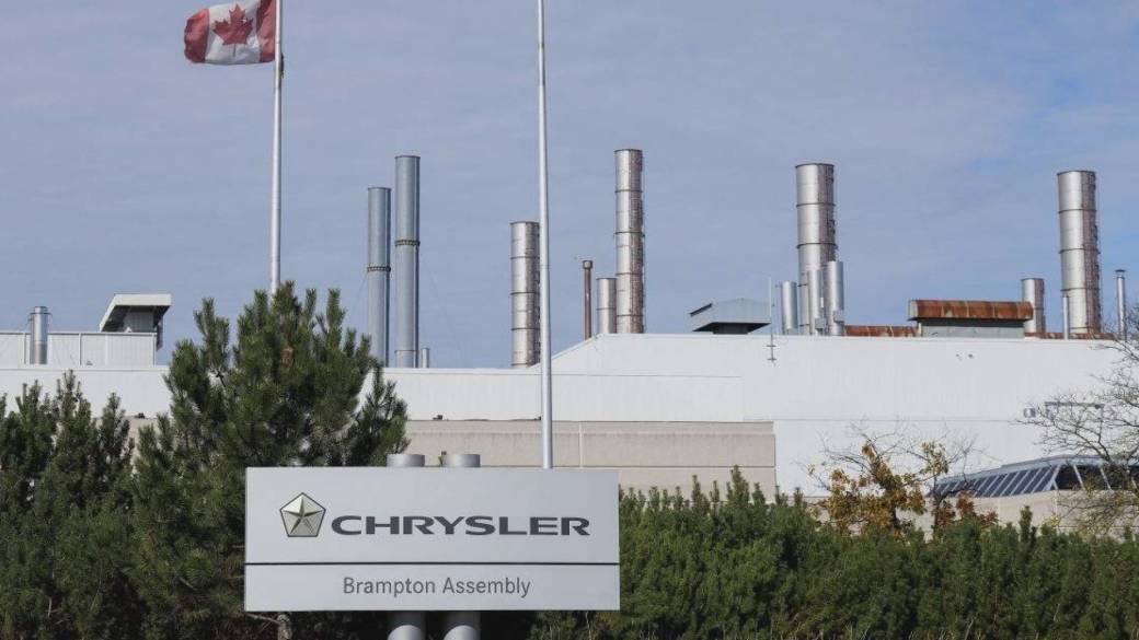Click to play video: 'Stellantis considers selling Brampton assembly plant, moving operations to U. S.'