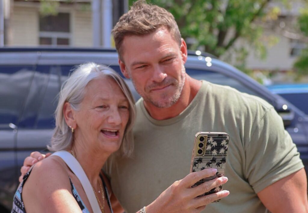 Alan Ritchson Delights Fans on Reacher Set in Oshawa