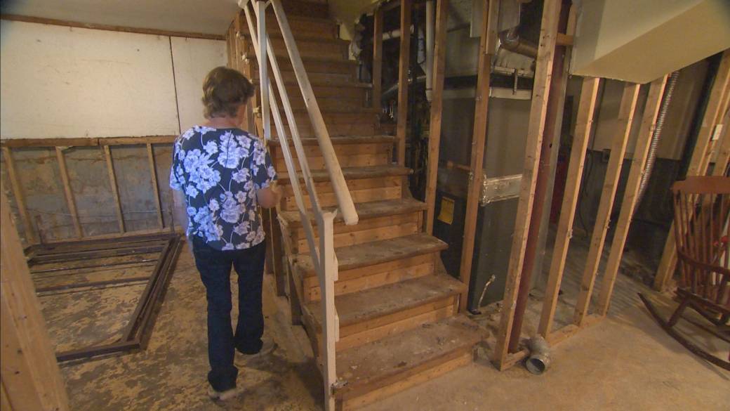 Click to play video: 'Residents of Dollard-des-Ormeaux on Montreal’s West Island decry city’s response to flooding'