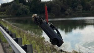 Bystanders help save driver from sinking car in Guelph Lake