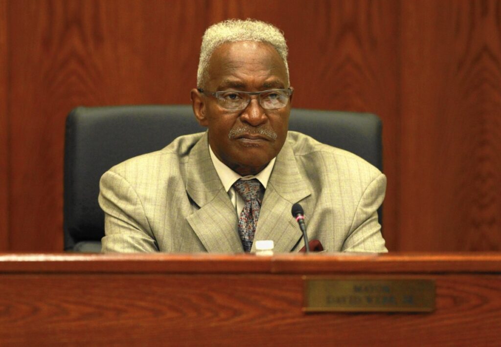 Mayor’s Supporters Cash in on City Contracts Mayor’s Supporters Cash in on City Contracts