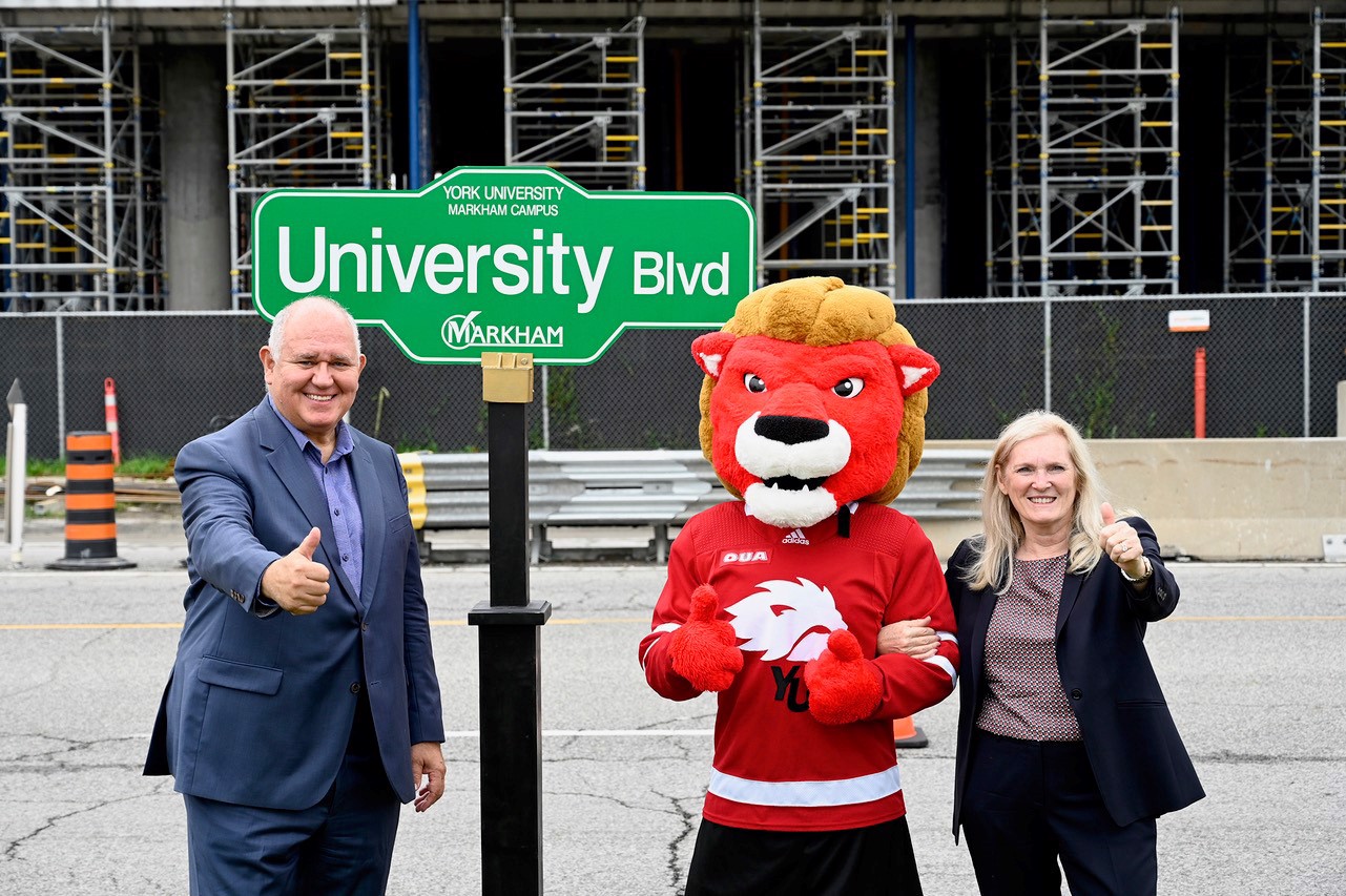 Markham Mayor Frank Scarpitti with Yeo the Lion mascot from York University.