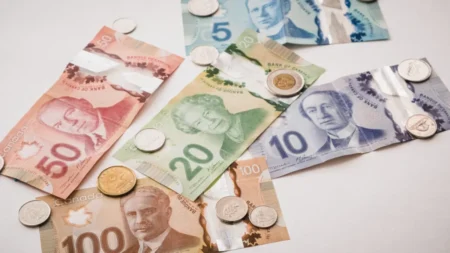Ontario Raises Minimum Wage by 35 Cents Ontario Raises Minimum Wage by 35 Cents