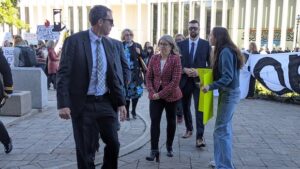 Shale Gas Debate Reignites as Holt Faces Protesters